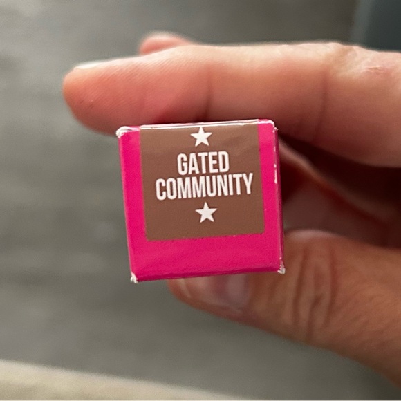 Gated Community Velour Liquid Lipstick by Jeffree Star, New in Box - Picture 2 of 4